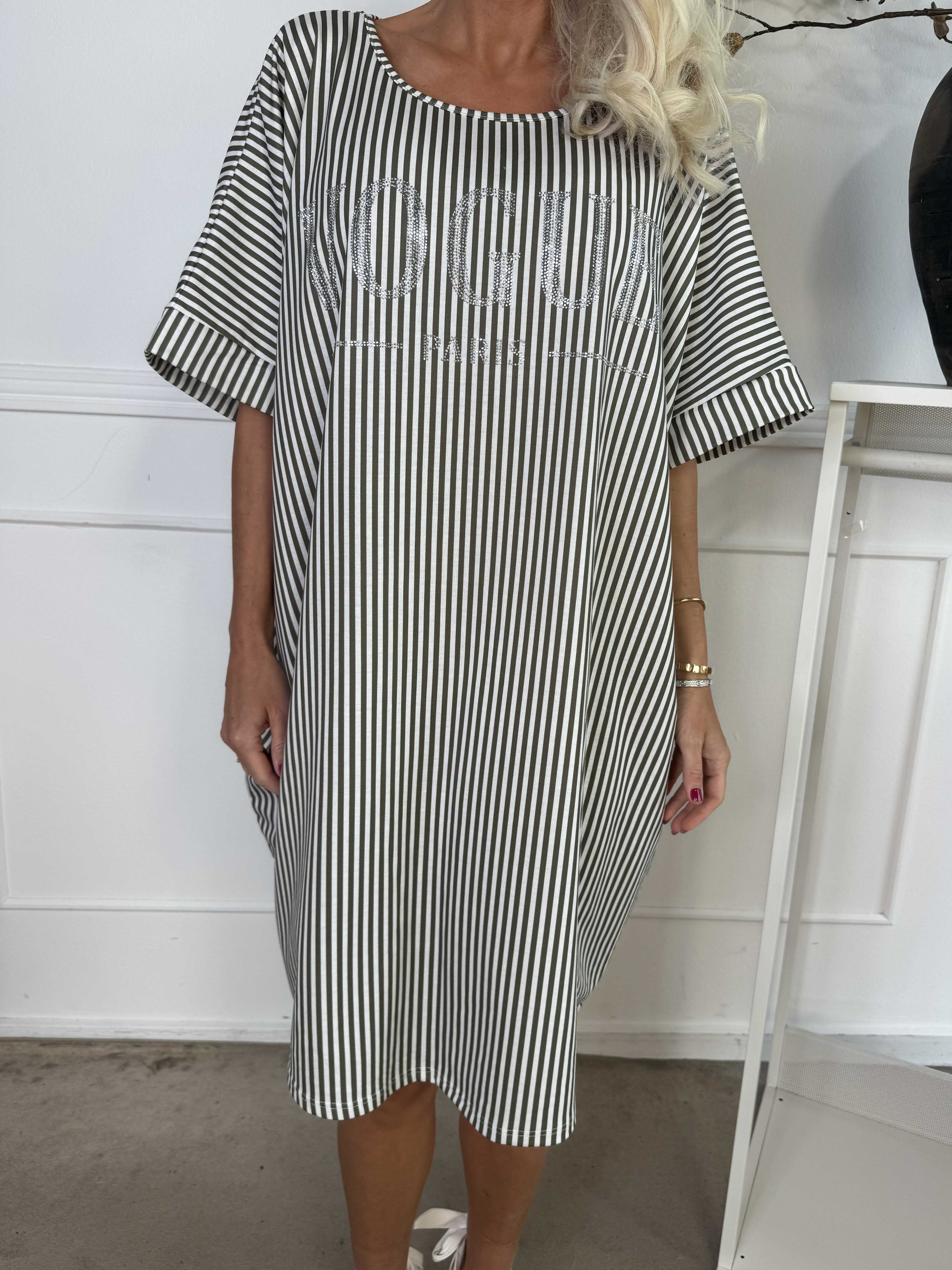 Mintu Stripe Dress - Mjuk randig klänning i bomull med similisten